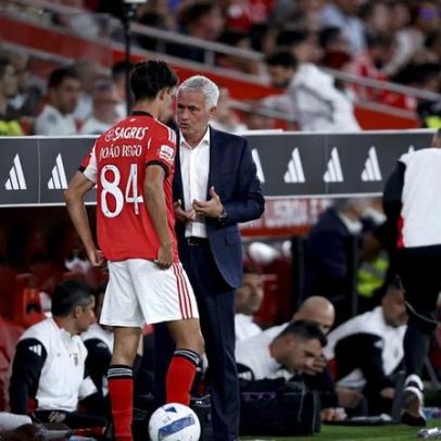 Mourinho diz ter virado-se no avião e confundiu treinador da equipa B