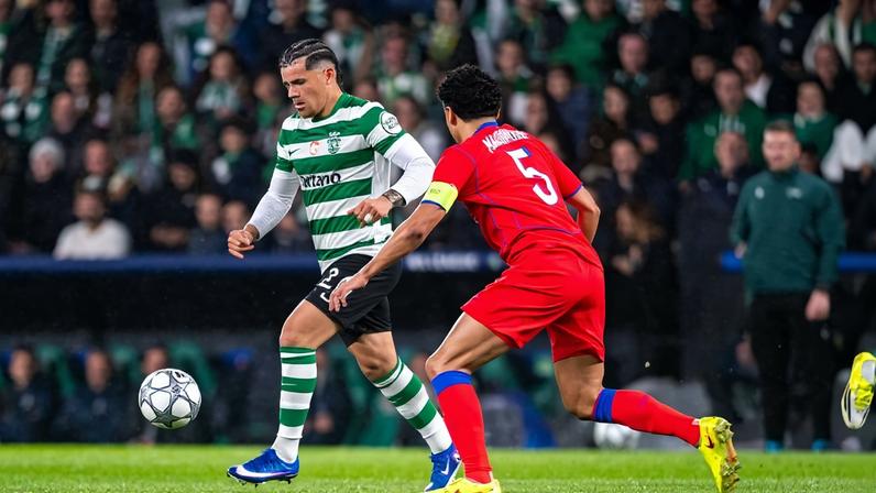 Maxi Araújo em ação no 2-1 com o PSG, em Alvalade - Foto: IMAGO
