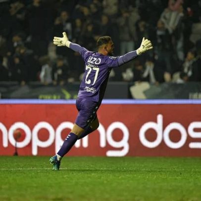 Charles defende penálti aos 90+11 e garante vitória