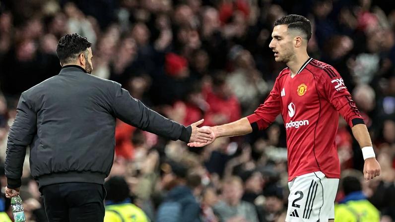 Cumprimento entre Ruben Amorim e Diogo Dalot