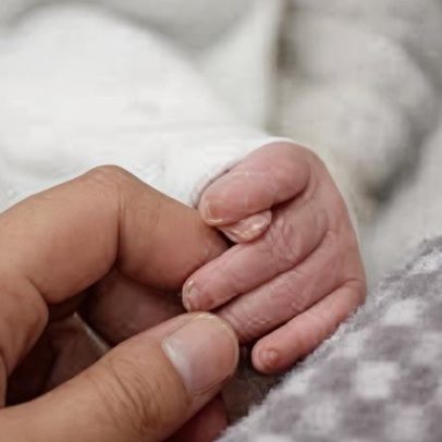 Licença parental de seis meses paga a 100% avança no Parlamento com abstenções