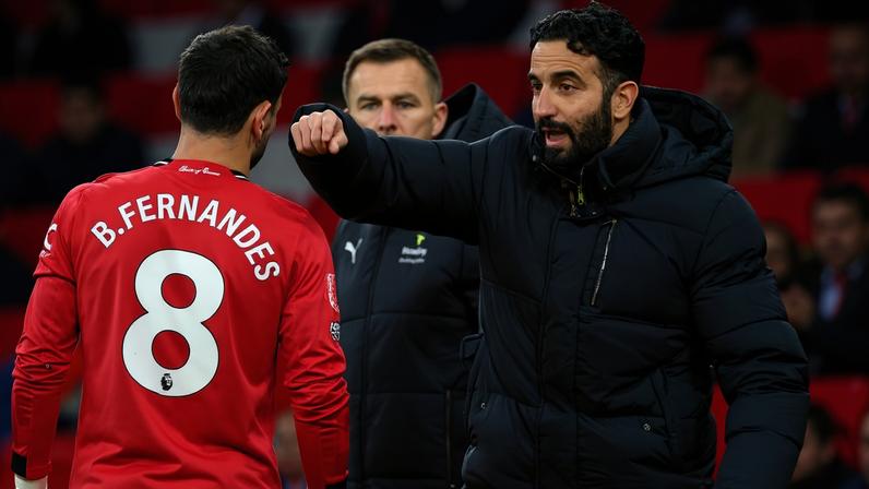 Ruben Amorim a falar com Bruno Fernandes no Manchester United, em Old Trafford