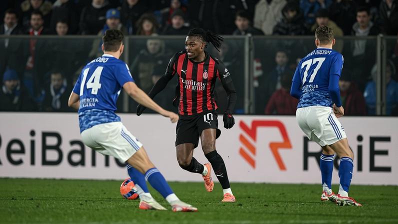 Rafael Leão assiste com classe; Milan mantém perseguição ao Inter