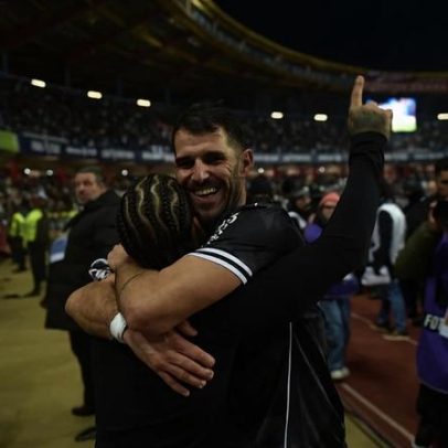 Nélson Oliveira comenta título do Vitória, mantendo respeito ao Benfica