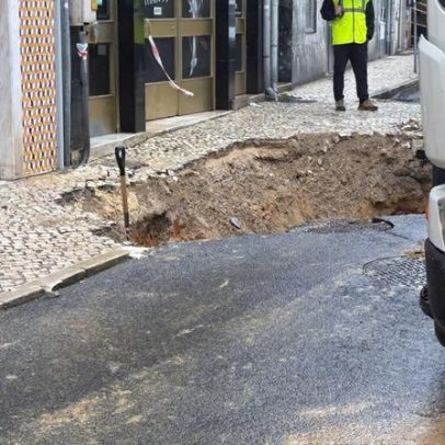 Rebentamento de conduta corta Rua Capitão Leitão, Almada