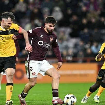 Hearts vence na Escócia e assume vantagem no topo da tabela