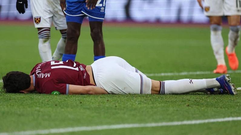 Jogador de NES fica inconsciente após choque durante jogo e é levado de maca