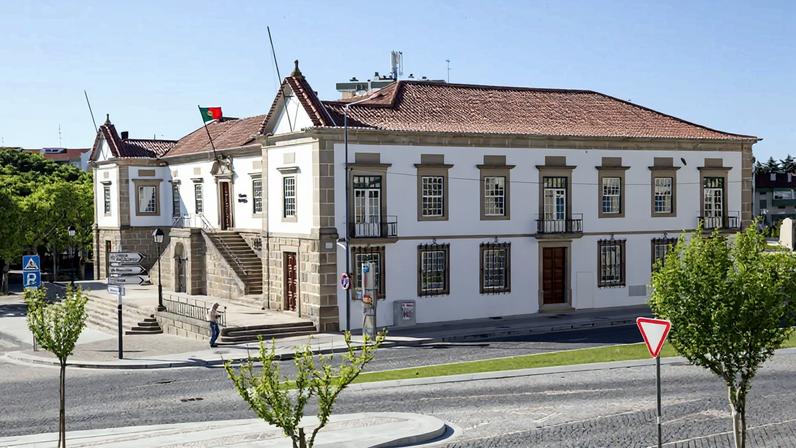 A Estrada Municipal 550 assegura a ligação entre as localidades de Salgueiro do Campo e Tinalhas