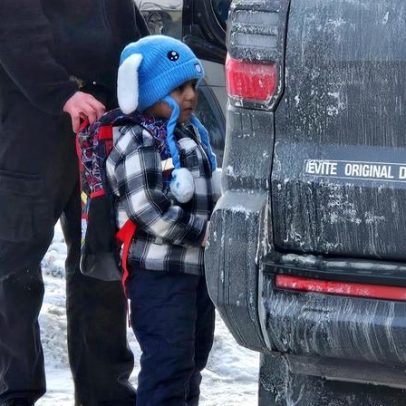 ICE detém criança de cinco anos à porta de casa em Minnesota