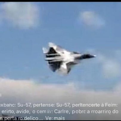 Caças sobrevoam porta-aviões e quebram a barreira do som