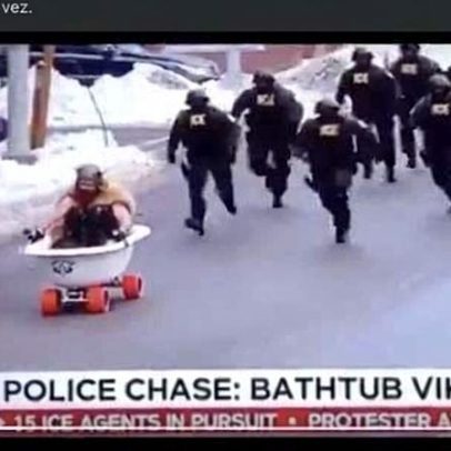 Agentes do ICE perseguem viking em banheira com rodas
