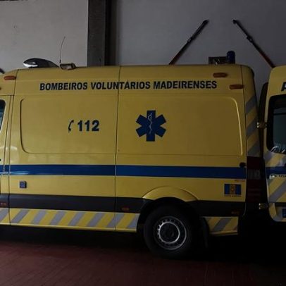 Mulher fica ferida após queda de escadote