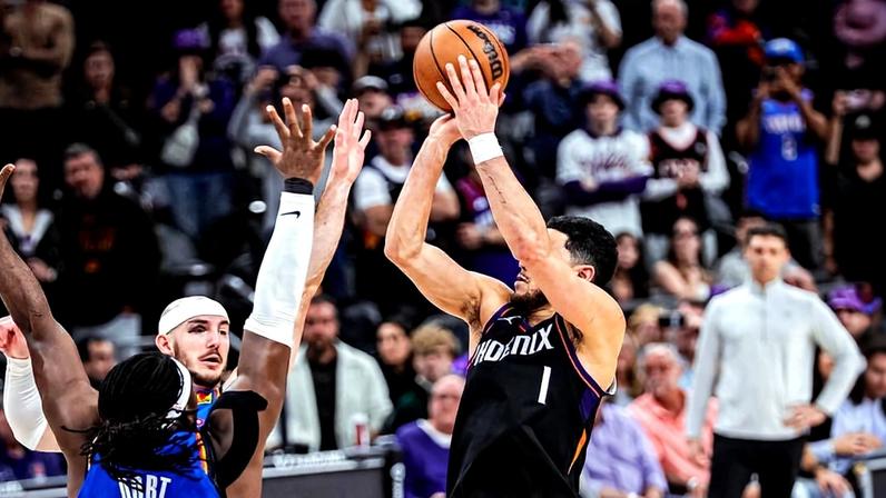 O lançamento de Booker perante Dort e Caruso que deu a vitória. Foto X/Phoenix Suns