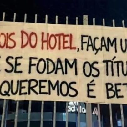 Adeptos do Benfica exibem tarja de protesto na Luz