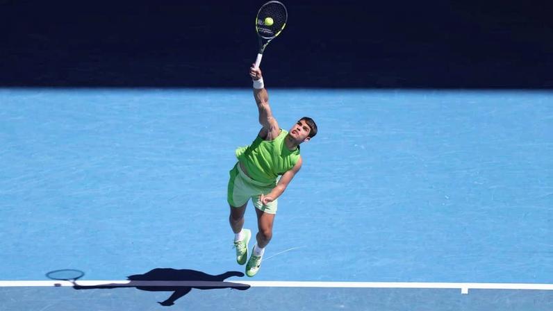 Carlos Alcaraz segue para a terceira ronda do Open da Austrália