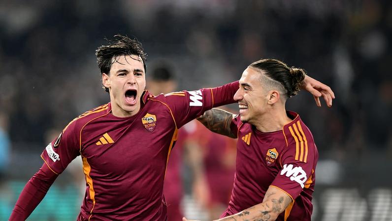 Niccolò Pisilli festeja golo pela Roma com Tsimikas (IMAGO)