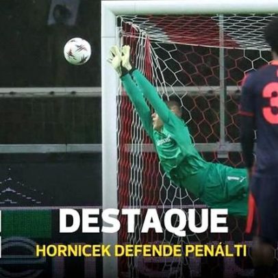 Goleiro Hornicek defende penálti de Gibbs-White