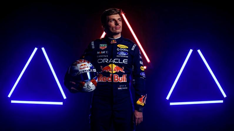 Max Verstappen com o novo equipamento - Foto: Red Bull