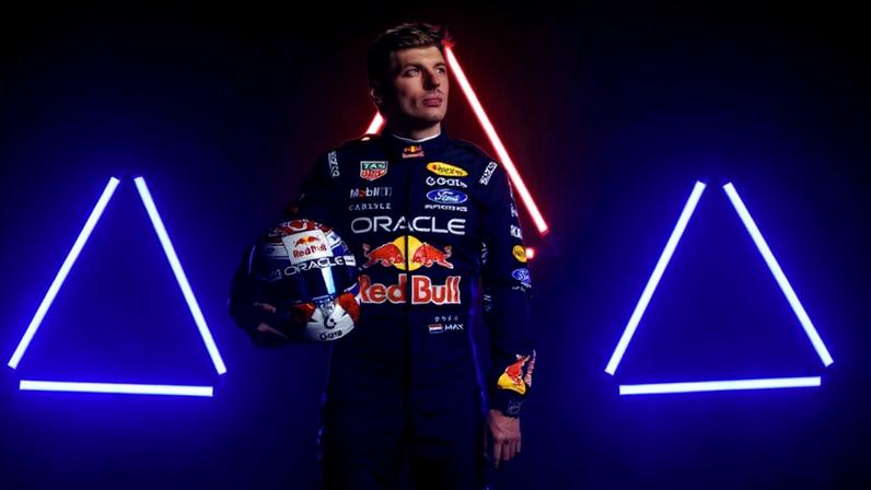 Max Verstappen com o novo equipamento - Foto: Red Bull