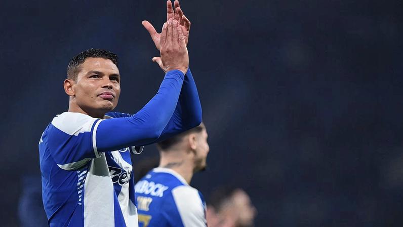 Thiago Silva foi titular contra Benfica e V. Guimarães, mas ainda não pode ser inscrito na Liga Europa - Foto: Rogério Ferreira/KAPTA+