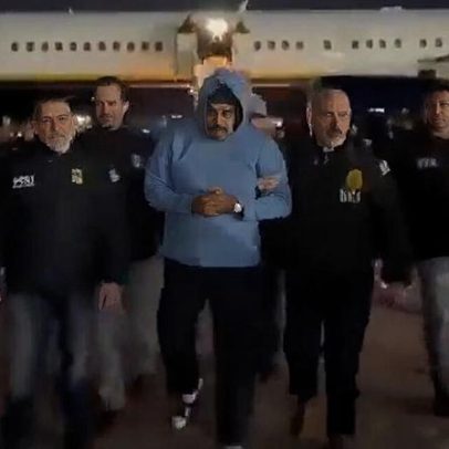Maduro chega a Nova Iorque de chinelos e algemado, desejando Ano Novo