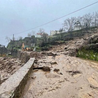 Derrocada corta estrada de acesso à Aldeia das Dez, Proteção Civil mobilizada