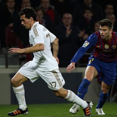 Piqué provoca Arbeloa após entrada desastrosa na estreia