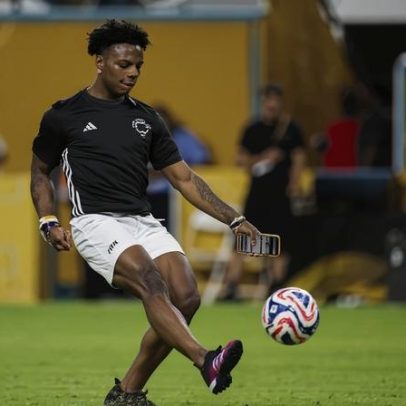 IShowSpeed é atacado em estádio na Argélia, vídeo mostra incidente