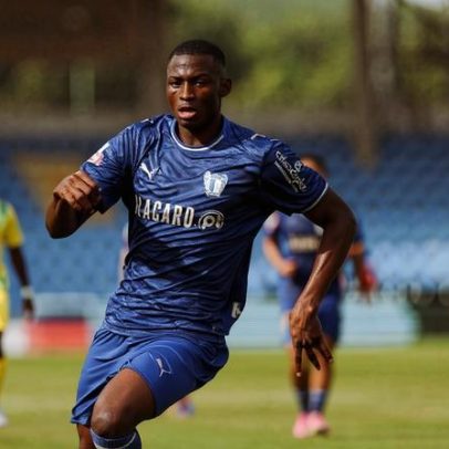 Avançado do Famalicão explica golo de bandeira: pensei que podia tentar