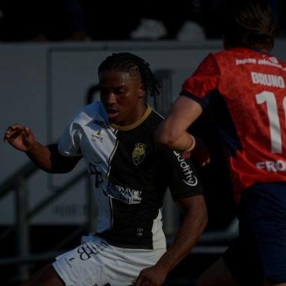 Farense domina Oliveirense, mas acerta nos ferros