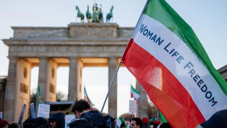 Protestos no Irão causam mais de 200 mortos e espalham-se pelo mundo