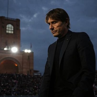 Manchester United precisa de evitar rumo radical, dizem críticos