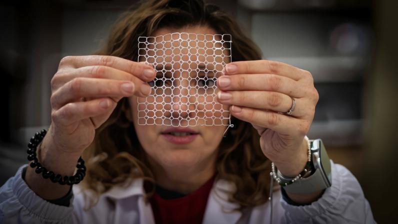 O prolapso ocorre quando os músculos e ligamentos deixam de conseguir manter na posição habitual a bexiga, o útero ou o intestino. As malhas procuram reforçar os tecidos e reposicionar os órgãos