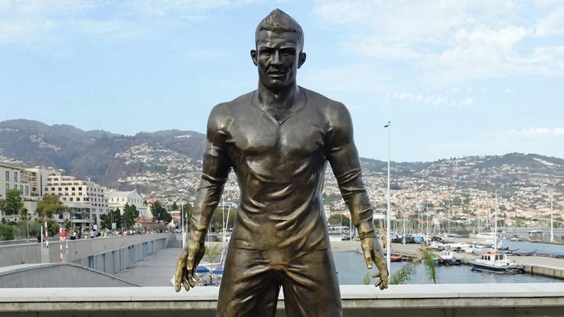 Estátua de Cristiano Ronaldo em frente ao Museu CR7, na Madeira