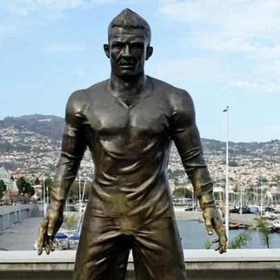 Homem encaminhado para psiquiatria após incidente com estátua de Ronaldo