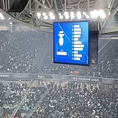 Bancadas reagem ruidosamente ao anúncio do onze do Benfica no estádio