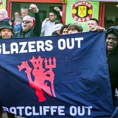 Adeptos do Manchester United organizam protesto contra Glazer e Ratcliffe