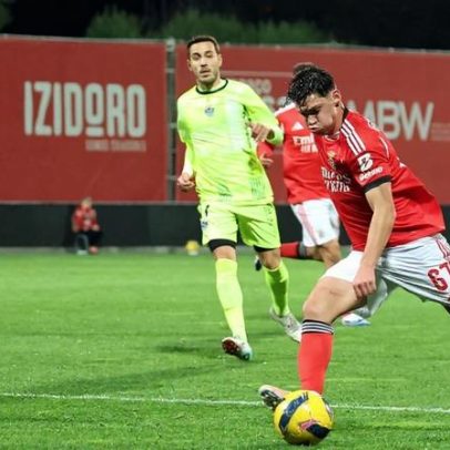 Herói improvável marca e é expulso após tirar a camisola na vitória do Benfica B