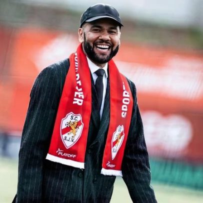 Dani Alves veste-se a rigor para assistir ao São João de Ver-Fafe