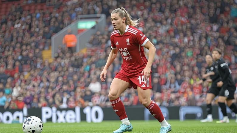 Marie Hobinger com a camisola do Liverpool.