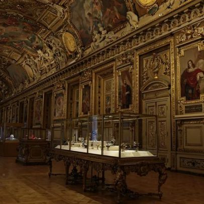 Louvre divulga imagens do assalto ao museu