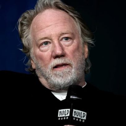 Ator Timothy Busfield entrega-se à polícia e nega acusações de abuso de menores