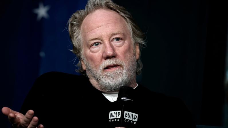 Ator Timothy Busfield entrega-se à polícia e nega acusações de abuso de menores