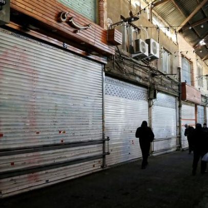 Irão: incerteza política e protestos após morte de Khamenei