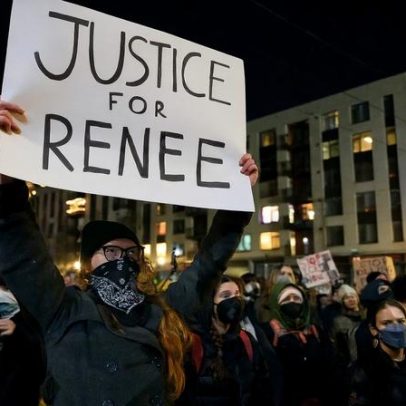 Protestos deflagram nos EUA após morte de mulher por agentes da imigração