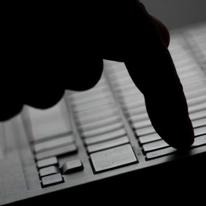 Falso polícia usou IA para enganar vítimas