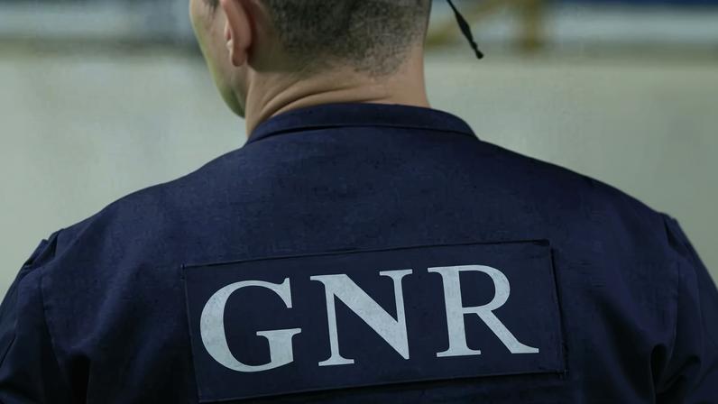 Foi fiscalizado o porão da embarcação, tendo sido detetados quatro recipientes de armazenamento de pescado