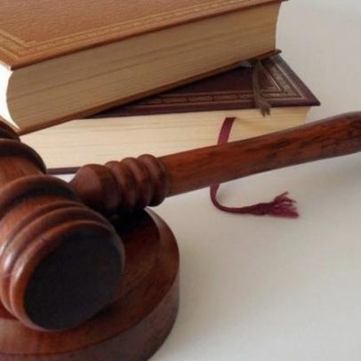 Acusado de homicídio permanece em silêncio durante o julgamento