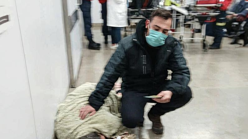 Relato nas redes sociais denuncia doente oncológica deitada no chão de hospital de Coimbra