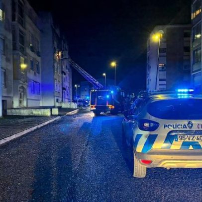 8 civis e 1 bombeiro feridos num incêndio em prédio em Santarém
